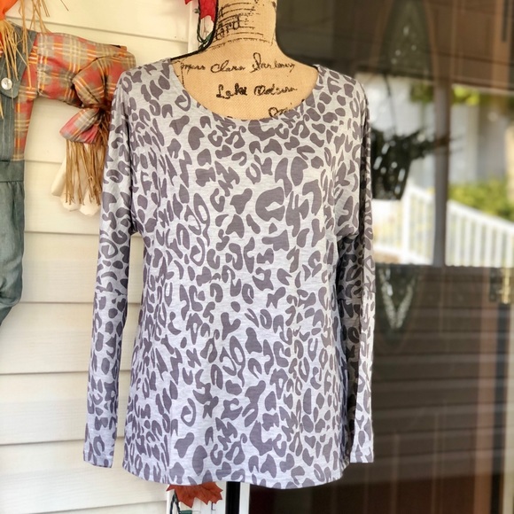 🍃LAST 1💕NWT Gray Leopard Scoop Neck L/S Top💕 - Picture 8 of 15